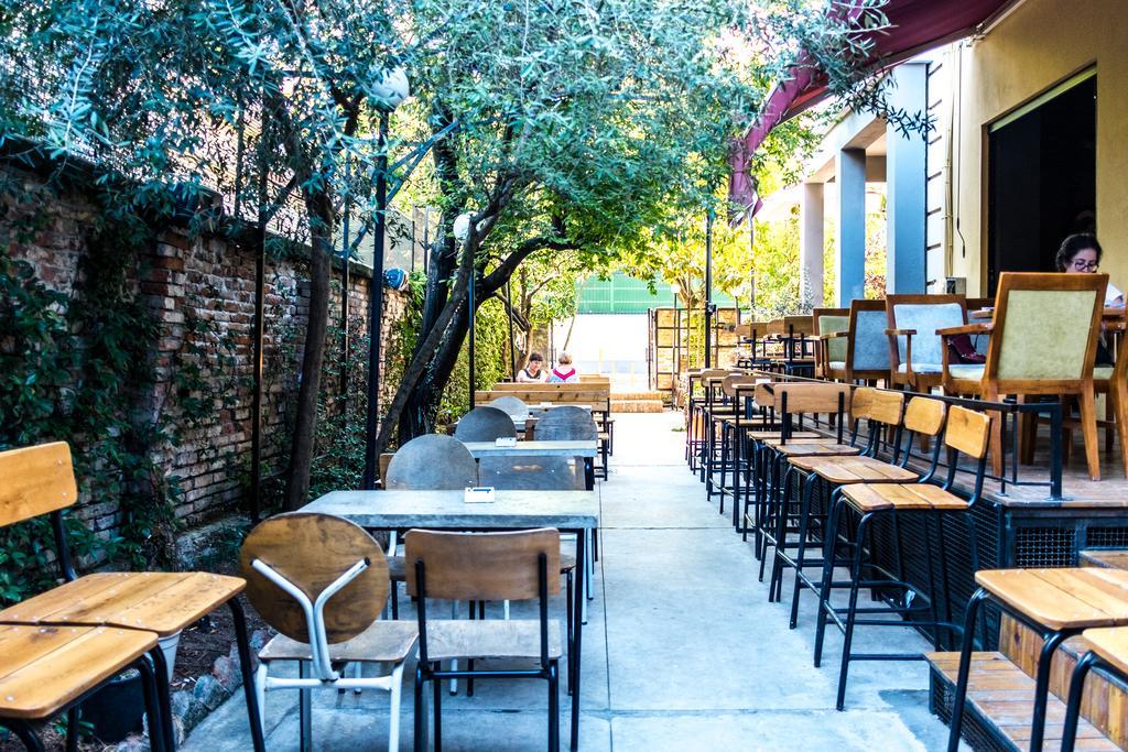 Destil Hostel Tirana Exterior foto